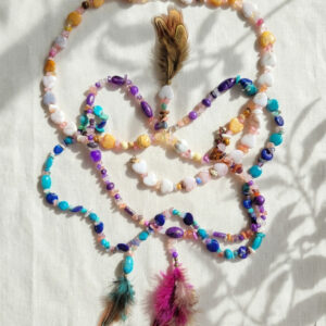 Collier long fantaisie en perles naturelles et acryliques