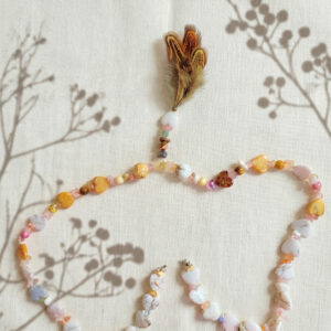 Collier long fantaisie en perles naturelles et acryliques beige
