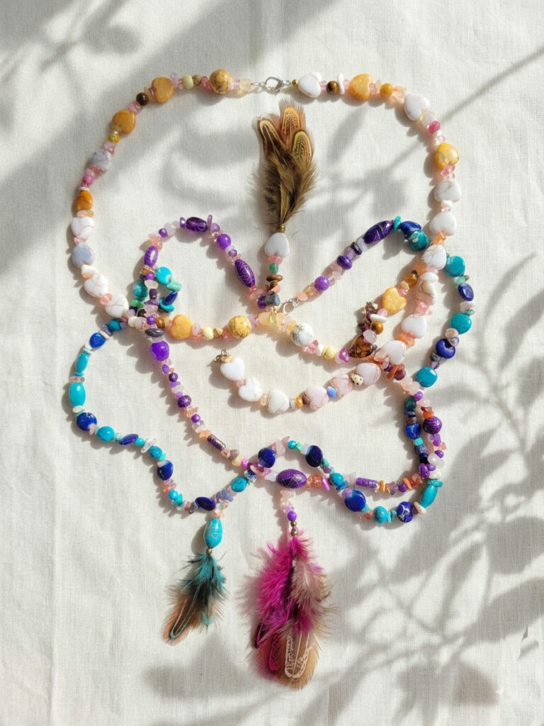 Collier long fantaisie en perles naturelles et acryliques